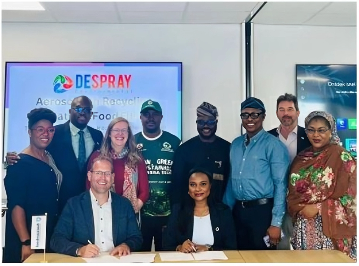 AEROSOL EUROPE - The leading magazine for the global aerosol industry - people signing aggrement