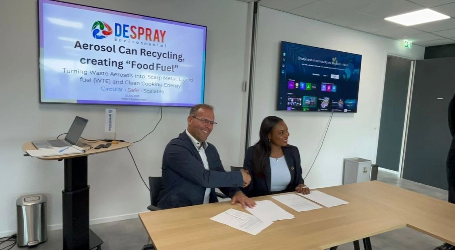 AEROSOL EUROPE - The leading magazine for the global aerosol industry - people signing contract and shaking hands